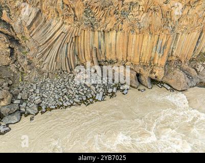 Gorge en dessous de la cascade Aldeyarfoss, la rivière Skjálfandafljót coule le long des colonnes de basalte, Islande Banque D'Images