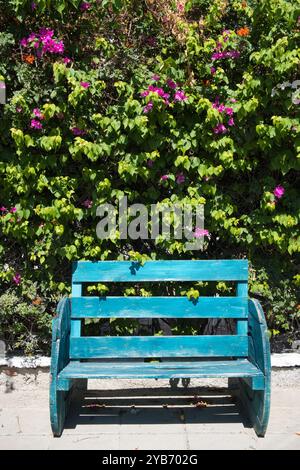 Banc en bois peint en cyan à Larnaca à Chypre Banque D'Images