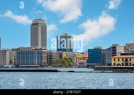 Izmir, Turquie - 3 juillet 2024 : vue sur la rue Kordon, l'embarcadère des ferries et les immeubles de grande hauteur depuis la mer dans la zone de passeport d'Izmir Banque D'Images