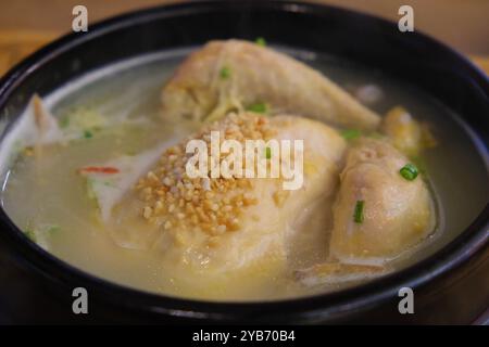 Samgye-Tang (soupe de poulet au ginseng). Soupe traditionnelle coréenne Banque D'Images