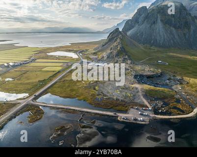 Vue aérienne de maison d'hôtes, café et camping à Stokksnes, au pied du mont. Vestrahorn, plage de lave noire, à l'est de Höfn, Fjords de l'est, Islande Banque D'Images