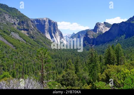 Vue sur le tunnel paysager de la vallée de Yosemite dans le parc national de Yosemite en Californie, États-Unis Banque D'Images