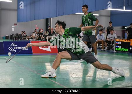 Sydney, Australie. 17 octobre 2024. Alvin Morada (arrière) et Christian Bernardo (avant), des Philippines, vus en action lors du double round masculin de 32 contre Kanki Igawa et Frederick Zhao, de l'Australie (non sur la photo) lors du ROKETTO Sydney International 2024 qui s'est tenu au Roketto Badminton Centre, Lidcombe. Morada et Bernard ont gagné 2:0 (21-14, 21-10). Crédit : SOPA images Limited/Alamy Live News Banque D'Images