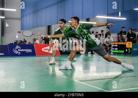 Sydney, Australie. 17 octobre 2024. Alvin Morada (devant) et Christian Bernardo (derrière), des Philippines, vus en action lors du double round masculin de 32 contre Kanki Igawa et Frederick Zhao, de l'Australie (non sur la photo) lors du ROKETTO Sydney International 2024 qui s'est tenu au Roketto Badminton Centre, Lidcombe. Morada et Bernard ont gagné 2:0 (21-14, 21-10). Crédit : SOPA images Limited/Alamy Live News Banque D'Images