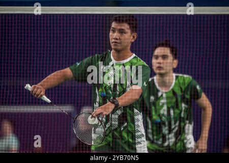 Sydney, Australie. 17 octobre 2024. Alvin Morada (à gauche) et Christian Bernardo (à droite), des Philippines, vus en action lors du double round masculin de 32 contre Kanki Igawa et Frederick Zhao, de l'Australie (non sur la photo) lors du ROKETTO Sydney International 2024 qui s'est tenu au Roketto Badminton Centre, Lidcombe. Morada et Bernard ont gagné 2:0 (21-14, 21-10). Crédit : SOPA images Limited/Alamy Live News Banque D'Images