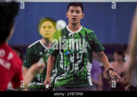 Sydney, Australie. 17 octobre 2024. Alvin Morada (devant) et Christian Bernardo (derrière), des Philippines, vus en action lors du double round masculin de 32 contre Kanki Igawa et Frederick Zhao, de l'Australie (non sur la photo) lors du ROKETTO Sydney International 2024 qui s'est tenu au Roketto Badminton Centre, Lidcombe. Morada et Bernard ont gagné 2:0 (21-14, 21-10). Crédit : SOPA images Limited/Alamy Live News Banque D'Images