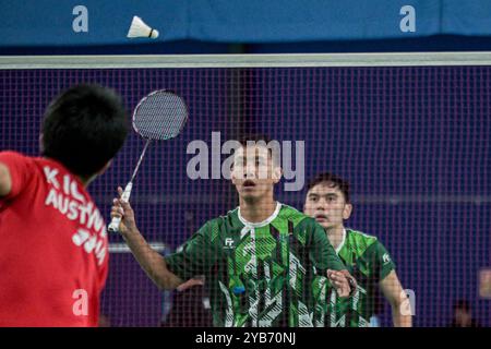 Sydney, Australie. 17 octobre 2024. Alvin Morada (à gauche) et Christian Bernardo (à droite), des Philippines, vus en action lors du double round masculin de 32 contre Kanki Igawa et Frederick Zhao, de l'Australie (non sur la photo) lors du ROKETTO Sydney International 2024 qui s'est tenu au Roketto Badminton Centre, Lidcombe. Morada et Bernard ont gagné 2:0 (21-14, 21-10). Crédit : SOPA images Limited/Alamy Live News Banque D'Images