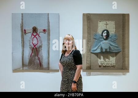 Galeries nationales d'Écosse, Édimbourg, Écosse, Royaume-Uni, 17 octobre 2024. Nouvelle exposition à Modern One : aperçu de presse de la toute première exposition rétrospective de l’artiste Everlyn Nicodemus qui s’ouvrira du 19 octobre au 25 mai 2025. Les œuvres joyeuses et provocantes d’Everlyn comprennent plus de 80 dessins, collages, peintures et textiles des 40 dernières années de sa carrière. Après une interruption de 25 ans de la peinture, Everlyn Nicodemus dévoile une série de nouvelles œuvres créées spécialement pour l’exposition. Crédit : Sally Anderson/Alamy Live News Banque D'Images