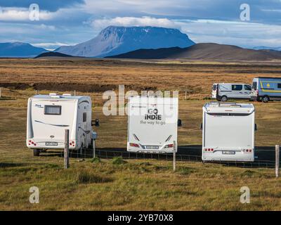 Camping-cars, camping à la ferme et maison d'hôtes Mödrudalur, au nord-ouest d'Egilsstadir, Islande Banque D'Images