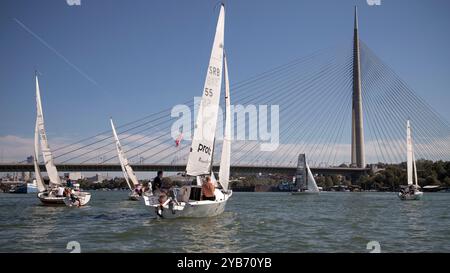 Serbie, 28 septembre 2024 : une régate de voile de Micro Class a eu lieu sur la Save à Belgrade Banque D'Images