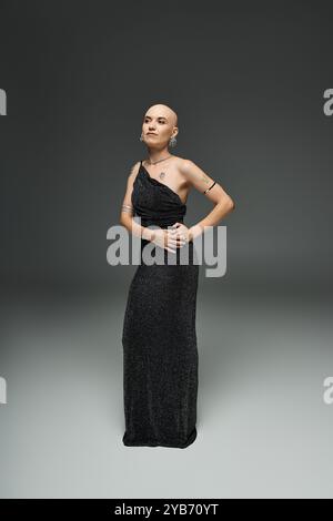 Une jeune femme chauve confiante exprime son individualité et sa beauté dans une robe magnifique. Banque D'Images