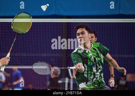 Sydney, Australie. 17 octobre 2024. Alvin Morada (arrière) et Christian Bernardo (avant), des Philippines, vus en action lors du double round masculin de 32 contre Kanki Igawa et Frederick Zhao, de l'Australie (non sur la photo) lors du ROKETTO Sydney International 2024 qui s'est tenu au Roketto Badminton Centre, Lidcombe. Morada et Bernard ont gagné 2:0 (21-14, 21-10). (Photo Luis Veniegra/SOPA images/SIPA USA) crédit : SIPA USA/Alamy Live News Banque D'Images