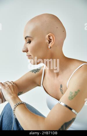 Une jeune femme met en valeur sa beauté unique, assise avec confiance et réfléchissant gracieusement. Banque D'Images