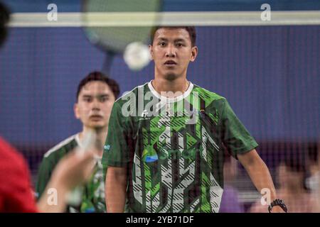 Sydney, Australie. 17 octobre 2024. Alvin Morada (devant) et Christian Bernardo (derrière), des Philippines, vus en action lors du double round masculin de 32 contre Kanki Igawa et Frederick Zhao, de l'Australie (non sur la photo) lors du ROKETTO Sydney International 2024 qui s'est tenu au Roketto Badminton Centre, Lidcombe. Morada et Bernard ont gagné 2:0 (21-14, 21-10). (Photo Luis Veniegra/SOPA images/SIPA USA) crédit : SIPA USA/Alamy Live News Banque D'Images