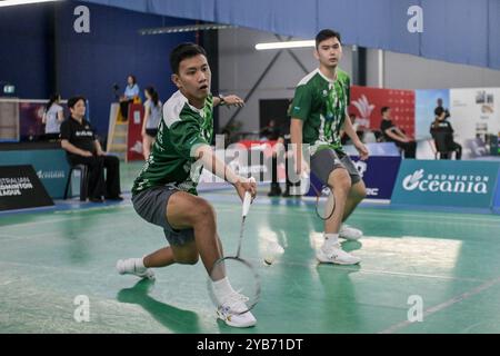 Sydney, Australie. 17 octobre 2024. Alvin Morada (à gauche) et Christian Bernardo (à droite), des Philippines, vus en action lors du double round masculin de 32 contre Kanki Igawa et Frederick Zhao, de l'Australie (non sur la photo) lors du ROKETTO Sydney International 2024 qui s'est tenu au Roketto Badminton Centre, Lidcombe. Morada et Bernard ont gagné 2:0 (21-14, 21-10). (Photo Luis Veniegra/SOPA images/SIPA USA) crédit : SIPA USA/Alamy Live News Banque D'Images