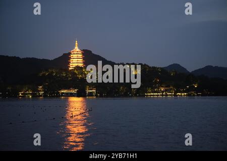 La pagode Leifeng et le lac ouest la nuit, à Hangzhou, Zhejiang, Chine Banque D'Images