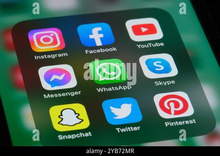 WhatsApp, Messenger, Instagram, Facebook, Snapchat, Twitter, YouTube, Skype, icône d'application Pinterest à l'écran. Service de médias sociaux assorti Banque D'Images