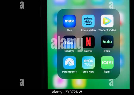 Netflix, Disney+, Max, Amazon Prime Video, Paramount+, Eros NOW, Hulu, iQiyi et Tencent Video icône sur l'écran. Diffusion vidéo en ligne assortie Banque D'Images