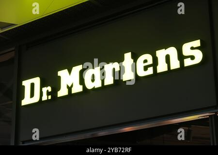 Shanghai, Chine-Oct. 23e 2022 : Fermer le logo de la marque du magasin Dr Martens. Marque britannique de chaussures et de vêtements Banque D'Images