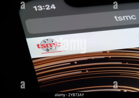 Gros plan sur le logo de la marque TSMC (Taiwan Semiconductor Manufacturing Company Limited) sur le site Web à l'écran Banque D'Images