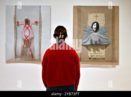 Édimbourg, Écosse, Royaume-Uni. 17 octobre 2024. Everlyn Nicodemus ouvre sa première rétrospective aux National Galleries Scotland : Modern One Gallery. Avec plus de 80 dessins, collages, peintures et textiles des 40 dernières années de sa carrière jusqu’à nos jours et dévoilant une série de nouvelles œuvres créées spécialement pour l’exposition. Entrée gratuite et ouverte au public du 19 octobre au 25 mai 2025. Crédit : Craig Brown/Alamy Live News Banque D'Images