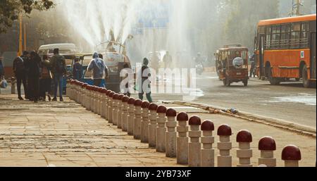 New Delhi, Delhi, Inde. Camion de pompier pulvérisant de l'eau sur les rues de Delhi en raison d'une urgence de pollution. Le gouvernement prévoit de pulvériser de l'eau dans la ville Banque D'Images