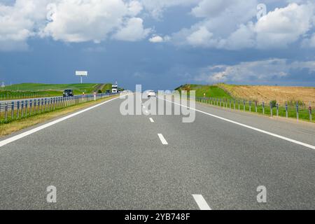 Pologne - 17 septembre 2022 - L'autoroute A1 (autoroute ambre), une autoroute nord-sud en Pologne, de Gdansk sur la mer Baltique à la borde polono-tchèque Banque D'Images