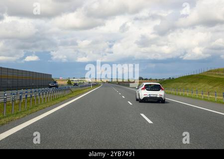 Pologne - 17 septembre 2022 - L'autoroute A1 (autoroute ambre), une autoroute nord-sud en Pologne, de Gdansk sur la mer Baltique à la borde polono-tchèque Banque D'Images