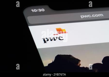 Gros plan sur le logo de la marque de la société PwC sur le site officiel. L'un des quatre grands cabinets comptables Banque D'Images