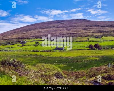 Bere Island ou Bear Island est une île située dans la baie de Bantry au large de la péninsule de Beara dans le comté de Cork, en Irlande. Il s'étend sur environ 10 km x 3 km, avec une superficie de Banque D'Images