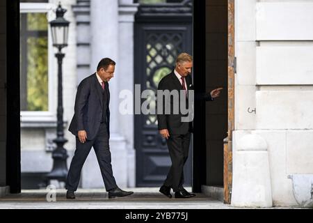 Bruxelles, Belgique. 17 octobre 2024. Bart de Wever de N-va et le roi Philippe - Filip de Belgique photographiés lors d'une réunion au Palais Royal, jeudi 17 octobre 2024 à Bruxelles, pour discuter du rapport du formateur. De Wever a été renommé formateur par le roi, pour former un gouvernement après les élections fédérales du 9 juin. BELGA PHOTO DIRK WAEM crédit : Belga News Agency/Alamy Live News Banque D'Images