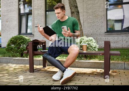 Un homme jeune et beau est assis sur un banc, dessinant tout en sirotant un café, mettant en valeur sa créativité et sa résilience. Banque D'Images