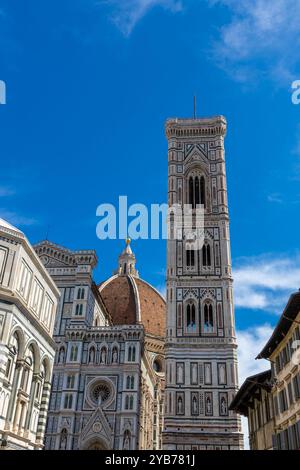 Cathédrale principale de Florence Duomo Cattedrale di Santa Maria del Fiore à Florence, Italie. Immenses dômes et tours de la cathédrale à Florence belle vue Banque D'Images