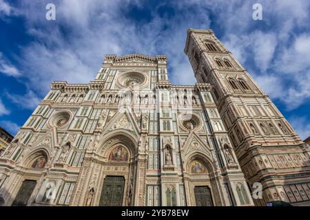 Cathédrale principale de Florence Duomo Cattedrale di Santa Maria del Fiore à Florence, Italie. Immenses dômes et tours de la cathédrale à Florence belle vue Banque D'Images