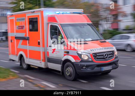 Krankenwagen im Einsatz *** ambulance en action Nordrhein-Westfalen Deutschland, Allemagne GMS17839 Banque D'Images