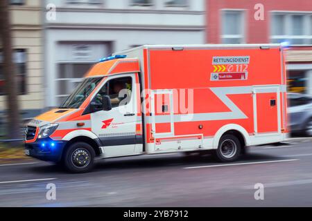 Krankenwagen im Einsatz *** ambulance en action Nordrhein-Westfalen Deutschland, Allemagne GMS17841 Banque D'Images