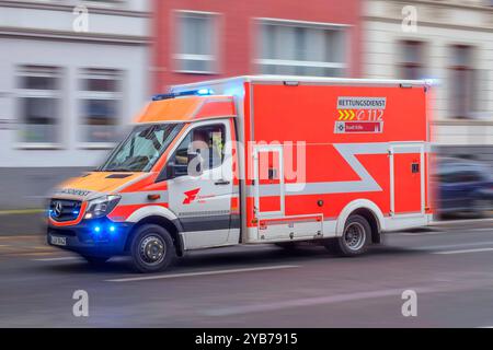 Krankenwagen im Einsatz *** ambulance en action Nordrhein-Westfalen Deutschland, Allemagne GMS17840 Banque D'Images