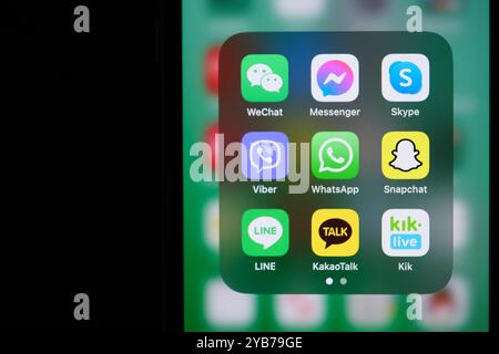 WhatsApp, LINE, Viber, WeChat, KaKaoTalk, Messenger, Skype, Snapchat, Kik Messenger App icône sur l'écran. Application logicielle de communication instantanée assortie Banque D'Images