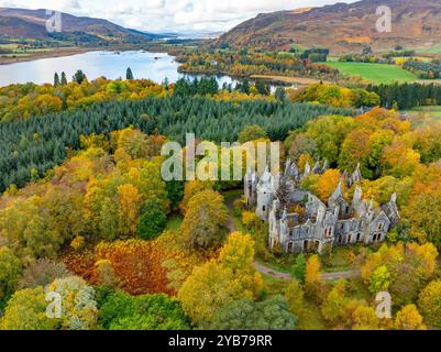 Pitlochry, Écosse, Royaume-Uni. 17 octobre 2024. Ruines de Dunalastair House près du pont de Tummel dans le Perthshire entouré d'arbres aux couleurs d'automne. Iain Masterton/ Alamy Live News Banque D'Images