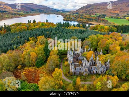 Pitlochry, Écosse, Royaume-Uni. 17 octobre 2024. Ruines de Dunalastair House près du pont de Tummel dans le Perthshire entouré d'arbres aux couleurs d'automne. Iain Masterton/ Alamy Live News Banque D'Images