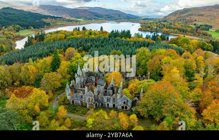 Pitlochry, Écosse, Royaume-Uni. 17 octobre 2024. Ruines de Dunalastair House près du pont de Tummel dans le Perthshire entouré d'arbres aux couleurs d'automne. Iain Masterton/ Alamy Live News Banque D'Images