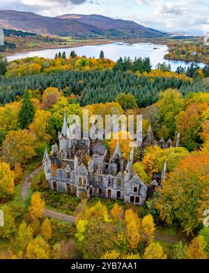 Pitlochry, Écosse, Royaume-Uni. 17 octobre 2024. Ruines de Dunalastair House près du pont de Tummel dans le Perthshire entouré d'arbres aux couleurs d'automne. Iain Masterton/ Alamy Live News Banque D'Images