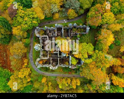 Pitlochry, Écosse, Royaume-Uni. 17 octobre 2024. Ruines de Dunalastair House près du pont de Tummel dans le Perthshire entouré d'arbres aux couleurs d'automne. Iain Masterton/ Alamy Live News Banque D'Images
