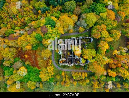 Pitlochry, Écosse, Royaume-Uni. 17 octobre 2024. Ruines de Dunalastair House près du pont de Tummel dans le Perthshire entouré d'arbres aux couleurs d'automne. Iain Masterton/ Alamy Live News Banque D'Images