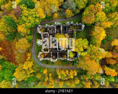 Pitlochry, Écosse, Royaume-Uni. 17 octobre 2024. Ruines de Dunalastair House près du pont de Tummel dans le Perthshire entouré d'arbres aux couleurs d'automne. Iain Masterton/ Alamy Live News Banque D'Images