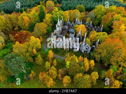Pitlochry, Écosse, Royaume-Uni. 17 octobre 2024. Ruines de Dunalastair House près du pont de Tummel dans le Perthshire entouré d'arbres aux couleurs d'automne. Iain Masterton/ Alamy Live News Banque D'Images