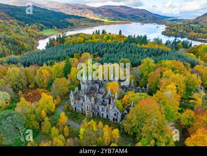 Pitlochry, Écosse, Royaume-Uni. 17 octobre 2024. Ruines de Dunalastair House près du pont de Tummel dans le Perthshire entouré d'arbres aux couleurs d'automne. Iain Masterton/ Alamy Live News Banque D'Images