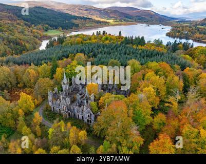 Pitlochry, Écosse, Royaume-Uni. 17 octobre 2024. Ruines de Dunalastair House près du pont de Tummel dans le Perthshire entouré d'arbres aux couleurs d'automne. Iain Masterton/ Alamy Live News Banque D'Images