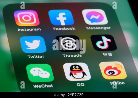 Threads, Twitter, Instagram, Facebook, WeChat, Tencent QQ, Messenger, TikTok (Douyin) et icône de l'application Sina Weibo sur l'écran. Plateforme de médias sociaux assortie Banque D'Images