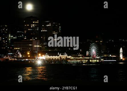 Sydney, Australie. 17 octobre 2024. Une super lune est vue au-dessus du Luna Park à Sydney, Australie, 17 octobre 2024. Crédit : ma Ping/Xinhua/Alamy Live News Banque D'Images